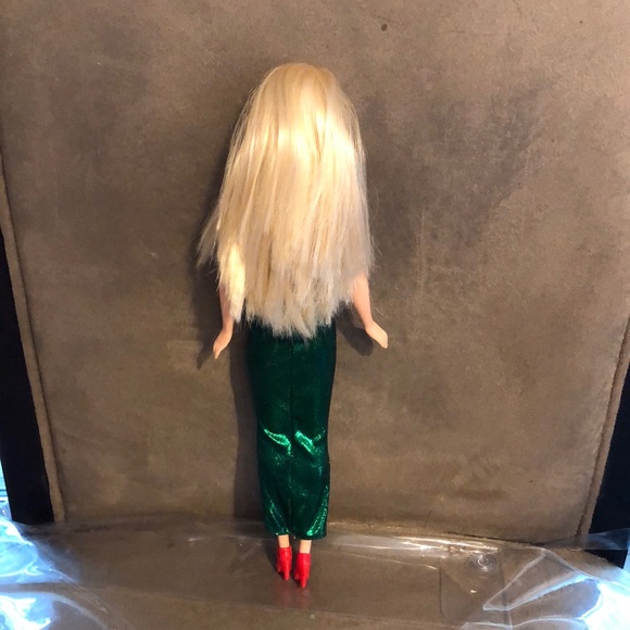 Beautiful Christmas Barbie - Picture 2 of 2